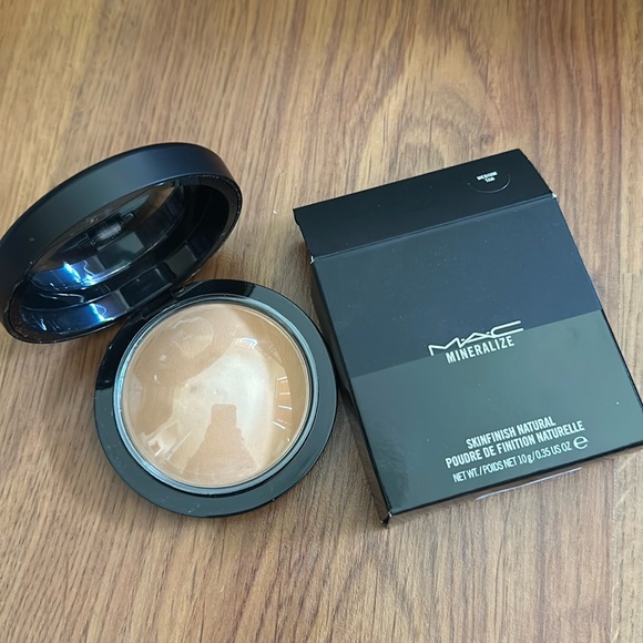 MAC Mineralize Skinfinish in Medium Tan - New with box - Picture 1 of 2